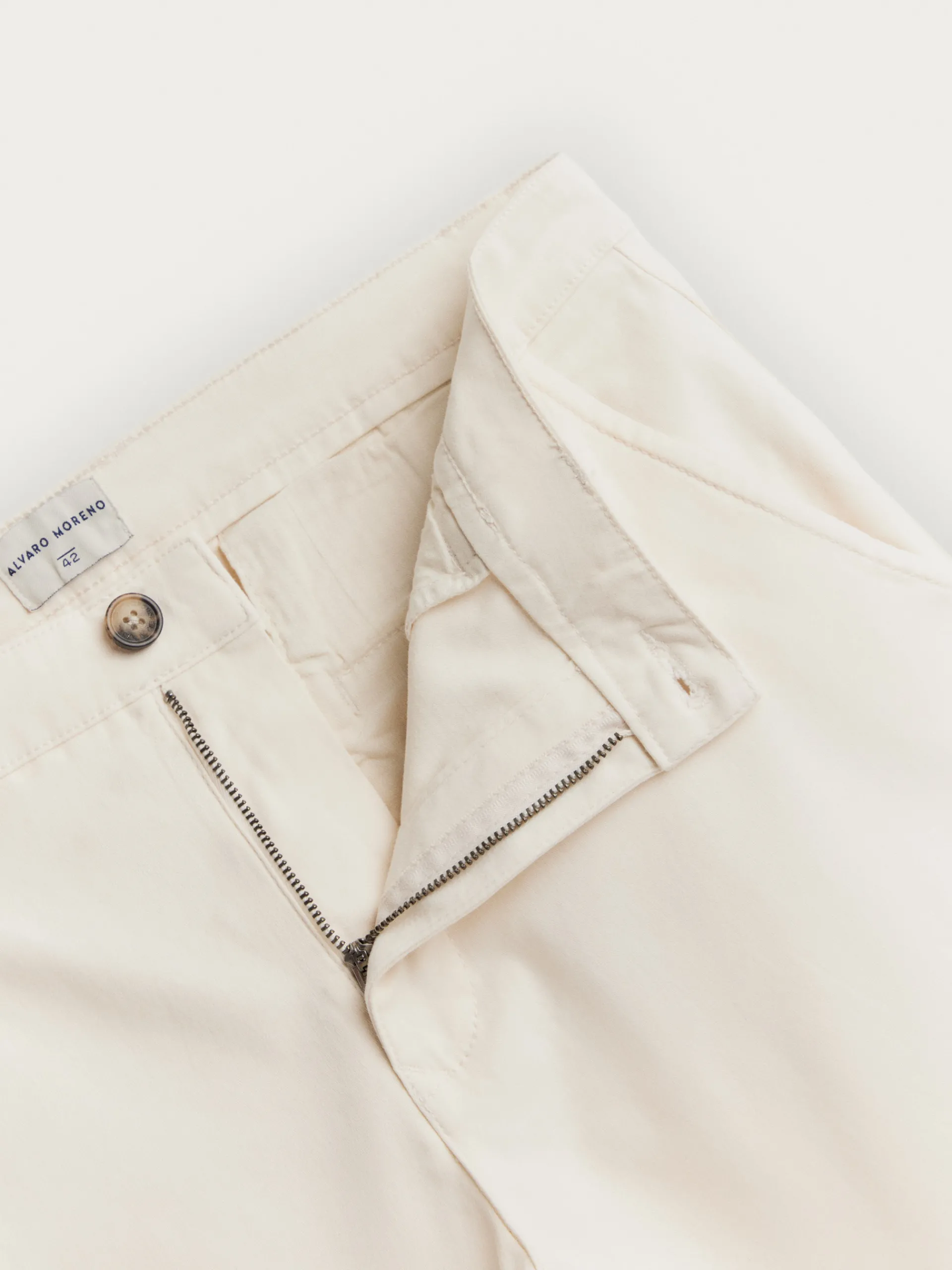 Chino-Alvaro Moreno PANTALON ELVIS Crudo
